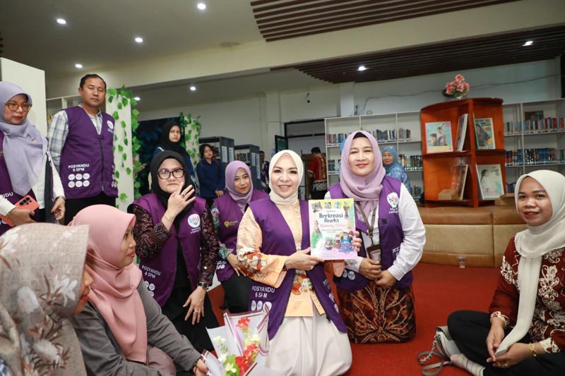 Hj Fathul Jannah Muhidin Gaungkan Penguatan Posyandu 6 SPM dan PAUD Ketua Tim Pembina (TP) Posyandu Provinsi Kalimantan Selatan, Hj Fathul Jannah Muhidin menyerahkan buku bacaan untuk anak disela sosialisasi 6 SPM di Kabupaten Tabalong