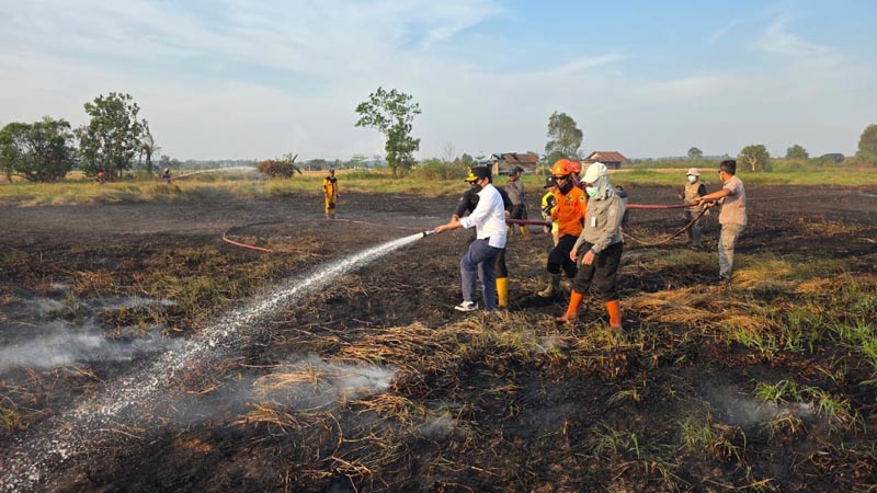 Wagub Tinjau Karhutla dan Turun Langsung Lakukan Pemadaman Wakil Gubernur (Wagub) Kalimantan Selatan, H Hasnuryadi Sulaiman saat ikut menyemprotkan air ke lokasi lahan yang masih terbakar, di Pengayuan, Banjarbaru