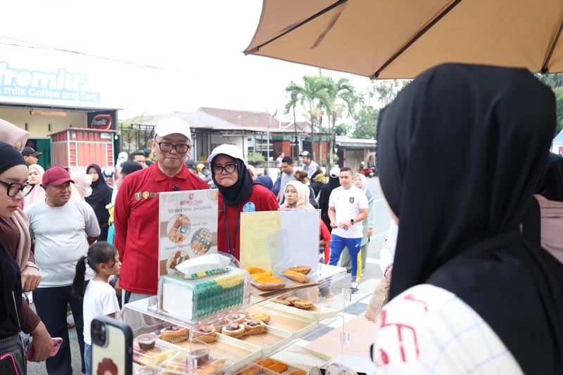 Pemkab Tabalong Gelar Cargo Free Day di Pendopo Bupati Tabalong, H Muhammad Noor Rifani bersama Ketua TP PKK, Hj Desi Suryanti Noor Rifani pada Car Free Day.