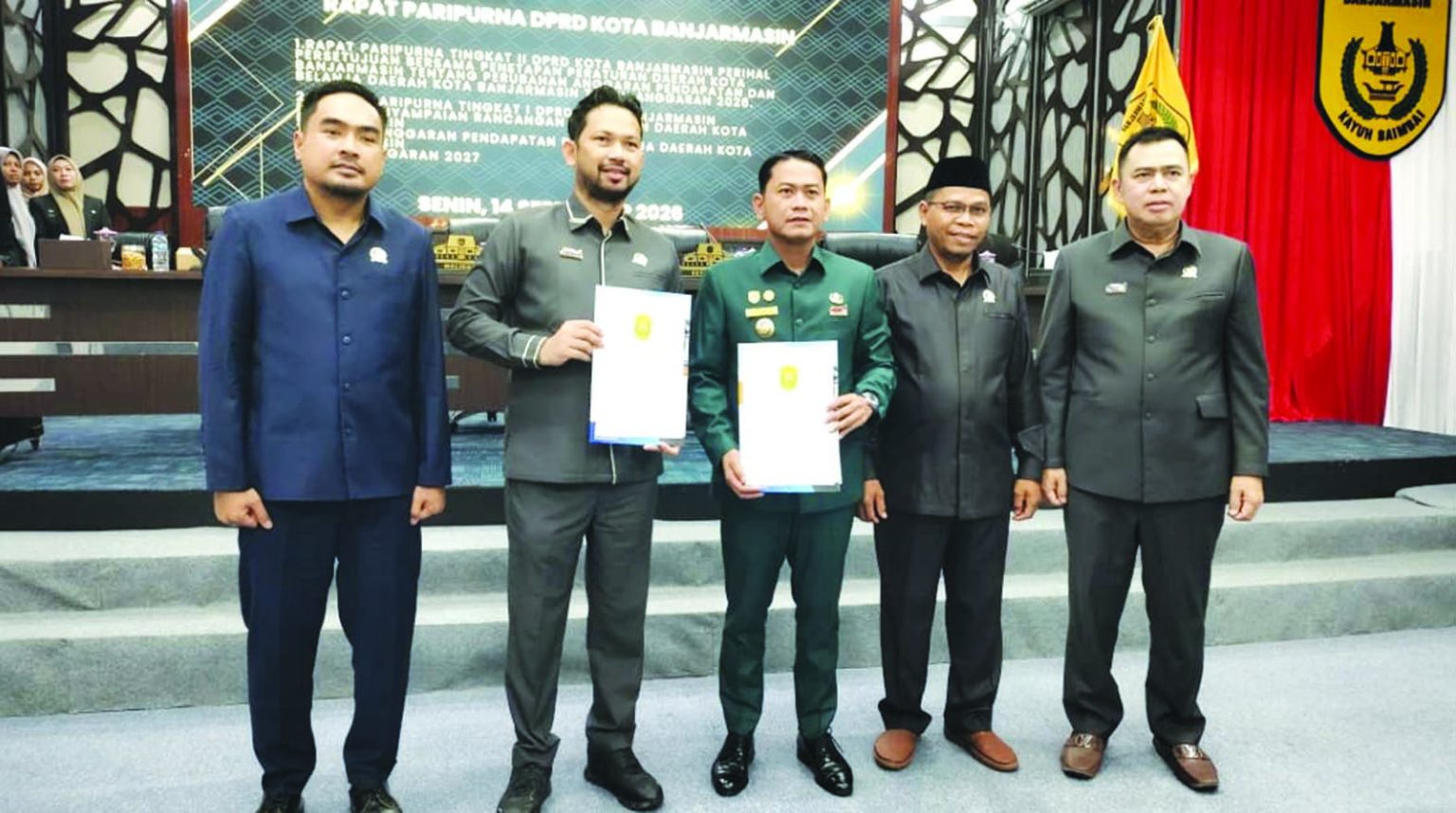Ketua DPRD Kota Banjarmasin Rikval Fachruri didampingi Wakil Ketua Harry Wijaya, Mathari dan Isnaini berfoto bersama Walikota Banjarmasin usai penandatangan nota kese­pakatan APBD Perubahan 2026. (foto:mb/ist)