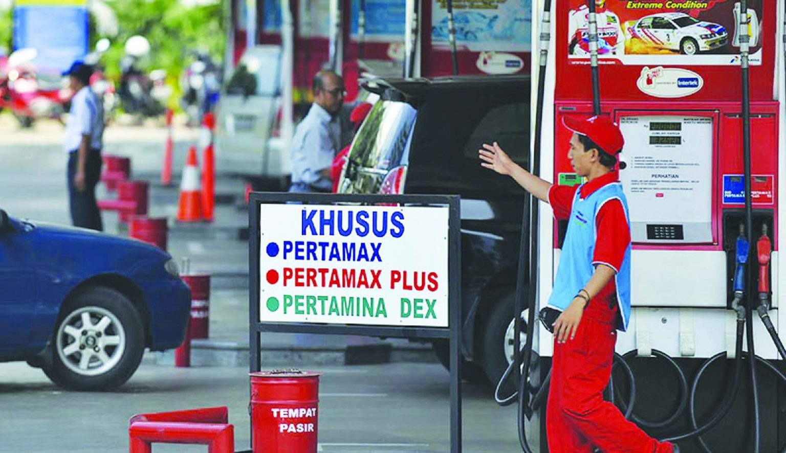 Harga Pertamax Berpotensi Naik ke Rp20.000 HARGA PERTAMAX - Harga BBM non subsidi Pertamax kedepannya kemungkinan bisa tembus jadi Rp20 ribu per liter dampak harga minyak mentah dunia yang belum stabil akibat konflik geopolitik Timur Tengah. Saat ini, harga Pertamax masih dipertahankan di level Rp15.950 per liter.(foto:mb/ant)