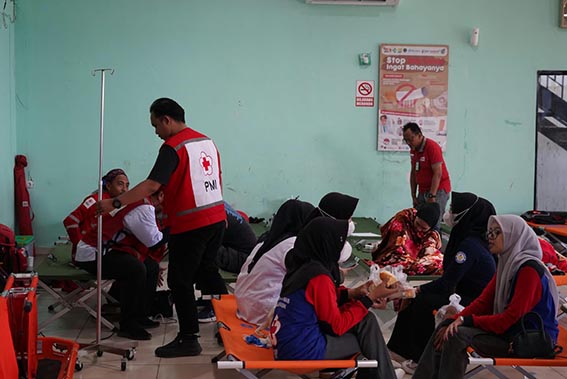 Pemko Siagakan Penanganan Korban KM Virgo dan Keluarga PIHAK Pemko Banjarmasin melalui BPBD dan Dinkes terus menyiagakan personil dan fasilitas untuk penanganan korban kecelakaan KM Virgo Transport 8 di Pelabuhan Trisakti Banjarmasin pada hari kedua, Senin (14/9). (Foto:mb/mcbjm)