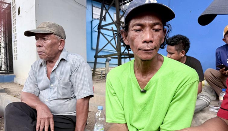 Keluarga Menanti Ayah, Anak dan Kakak dengan Penuh Harap WARGA Banjarmasin, Arif menunggu kabar keluarganya yang menjadi korban kecelakaan Kapal Virgo Transport 8, di Pelabuhan Tirsakti, Banjarmasin, Kalimantan Selatan, Minggu (13/9).(foto:mb/ant)
