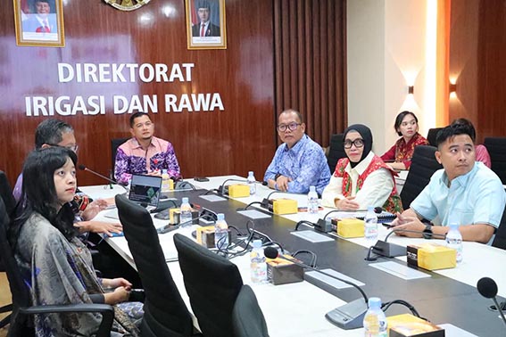 Sekda Siapkan Langkah Strategis Persoalan Pasokan Air Bersih SEKRETARIS Daerah Kota Banjarmasin Ichrom Muftezar, bersama Direktur Utama PAM Bandarmasih Zulbadi, Direktur Umum Dan Pemasaran Hj Yulia Riana Sari, saat melakukan audiensi di Direktorat Jenderal Sumber Daya Air, Jakarta Selatan, Jumat (11/9).(foto:mb/ist)
