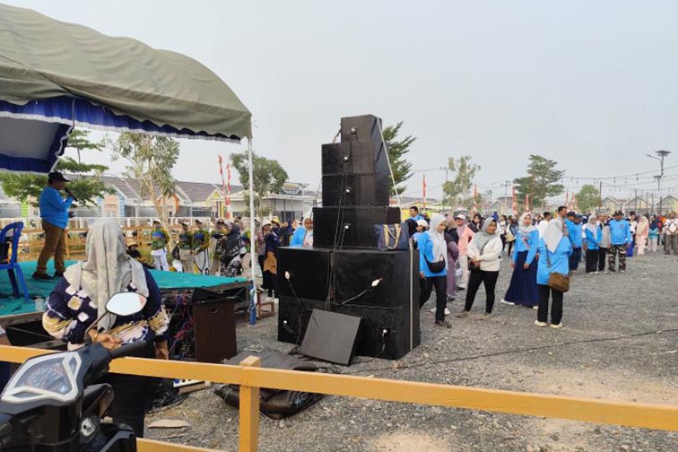 Senam Sehat di Tengah Serangan Kabut Asap SUASANA persiapan senam sehat dalam rangka HUT ke-500 Kota Banjarmasin Tahun 2026 warga Pemutus Dalam di bawah terpaan kabut asap, Ahad (13/9). (Foto:mb/ant/dok pri)