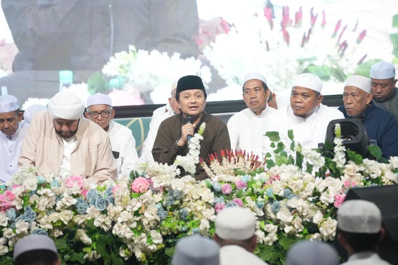 Wagub dan Habib Syech serta Ribuan Jemaah Larut dalam Shalawat WAKIL Gubernur Kalimantan Selatan H Hasnuryadi Sulaiman saat menyampaikan sambutan di sela bershalawat bersama Habib Syech bin Abdul Qadir Assegaf di Kecamatan Jorong, Tanah Laut.
