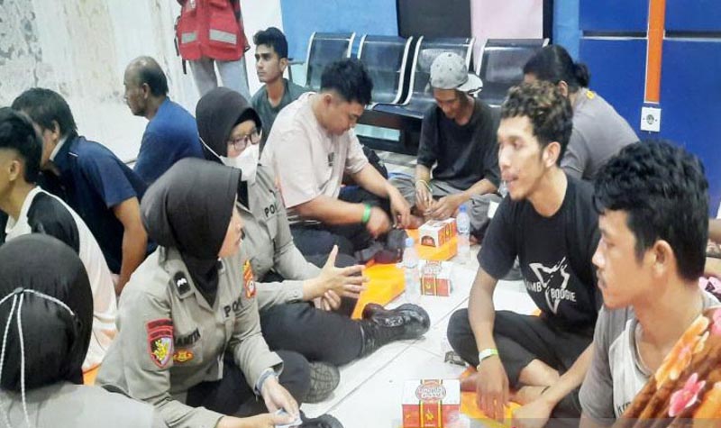 Tim “Trauma Healing” Polda Pulihkan Korban KM Virgo SEJUMLAH Polwan dari Polda Kalsel mengajak bicara para korban Kapal Virgo Transport 8 yang tiba di Pelabuhan Trisakti Banjarmasin, Senin (14/9).