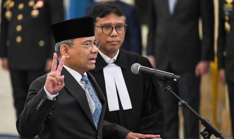 Jabatan Purbaya Dicopot Saat Sedang Rapat di DPD RI UCAPKAN SUMPAH - Suahasil Nazara (kiri) mengucapkan sumpah jabatan saat dilantik sebagai Menteri Keuangan di Istana Negara Jakarta, Senin (14/9). Presiden Prabowo melantik Suahasil Nazara menjadi menteri keuangan Kabinet Merah Putih sisa masa jabatan 2024-2029 menggantikan Purbaya Yudhi Sadewa.