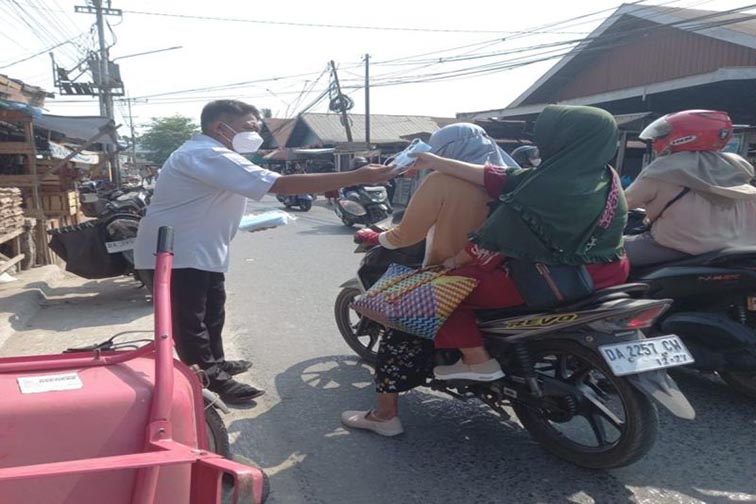 Dinkes Perkuat Perlindungan Dampak Asap Karhutla DINKES Kalsel saat membagikan masker sebagai upaya melindungi masyarakat dari dampak karhutla.(foto:mb/ant)