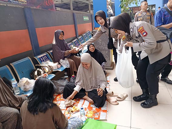 Polsek KPL Salurkan Nasi Bungkus BAGIKAN NASI - Personel Polsek KPL Banjarmasin membagikan nasi bungkus kepada keluarga korban KM Virgo Transport 8 di Terminal Tunggu Keberangkatan Penumpang Pelabuhan Trisakti Banjarmasin, Selasa (15/9). (Foto:mb/sam)