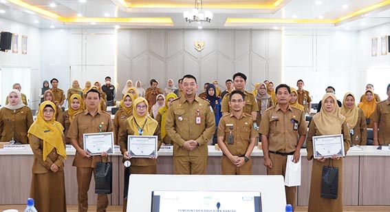 Pemkab Gelar Rapat Evaluasi Progres SEKDA Banjar H Yudi Andrea didampingi Kabag Administrasi Pembangunan Heru Setiawan bersama para perwakilan OPD yang menerima penghargaan dan para peserta Rapat Evaluasi Progres dan Percepatan Kegiatan Pembangunan Periode Agustus 2026.(foto:mb/ist)