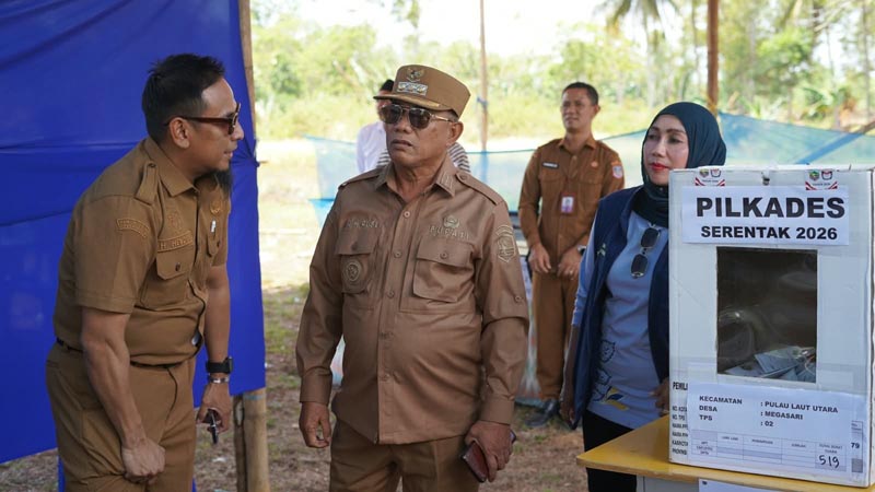Bupati Tinjau Langsung Pelaksanaan Pilkades Serentak di TPS Desa Megasari PEMILIHAN KADES-Bupati Kotabaru H. Muhammad Rusli, S.Sos meninjau langsung pelaksanaan Pemilihan Kepala Desa Serentak di salah satu Tempat Pemungutan Suara (TPS) Desa Megasari. (ebet)