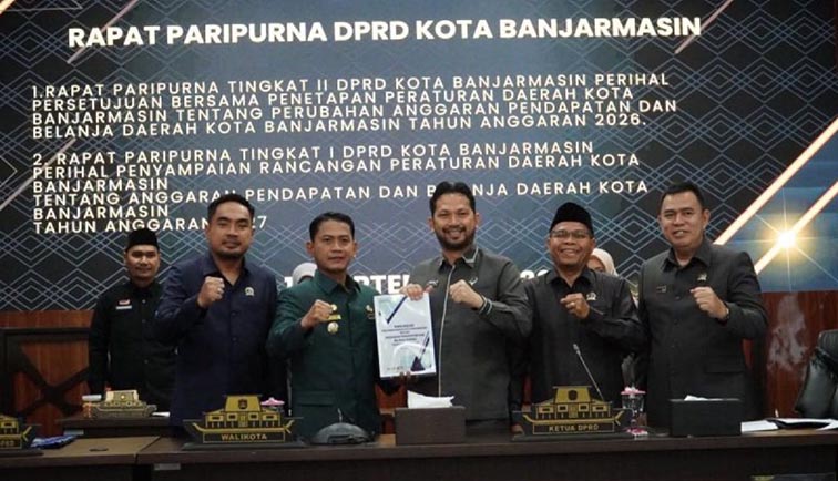 Pemko Rancang APBD 2027 Tumbuhkan Ekonomi 5,7 Persen WALIKOTA Banjarmasin HM Yamin HR dan jajaran pimpinan DPRD Kota Banjarmasin foto bersama usai rapat paripurna perihal penyampaian rancangan peraturan daerah (Raperda) tentang APBD 2027 di gedung dewan kota, Senin (14/9). (Foto:mb/ant/hms pemko bjm)