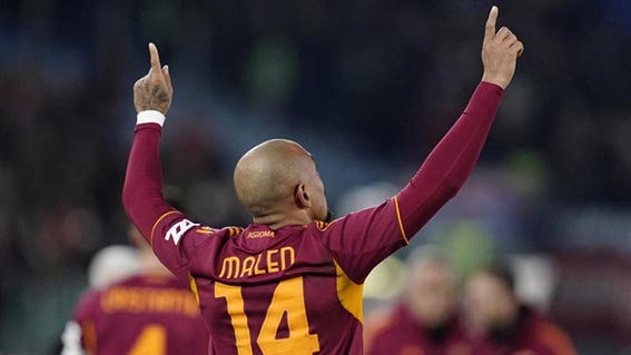 Malen Setajam Mbappe dan Lebih Produktif dari Haaland Berselebrasi - Donyell Malen dari AS Roma berselebrasi setelah merayakan gol pertama bagi timnya.(foto;mb/web)