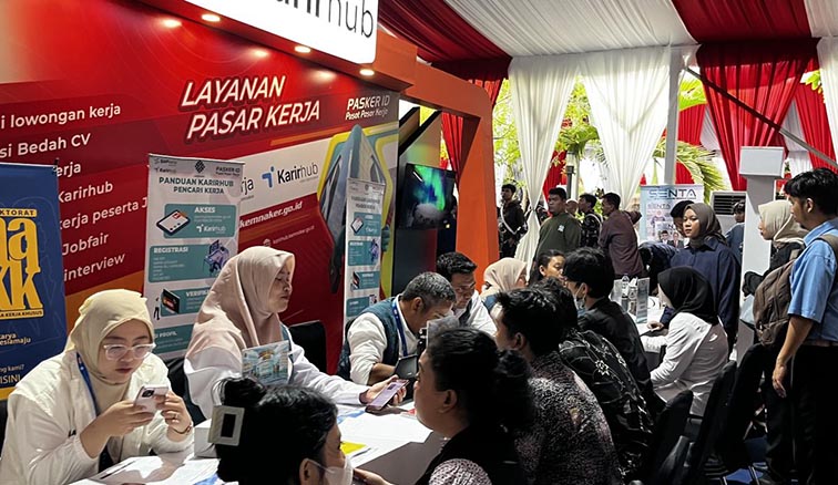 Masih Ada 81.171 Loker Bisa Dilamar JOB FAIR - Setiap dibukanya job fair, selalu diserbu para pencari kerja. Tingginya angka pengangguran menjadi penyebab banyaknya pencari kerja yang memadati arena job fair.(foto;mb/ant)