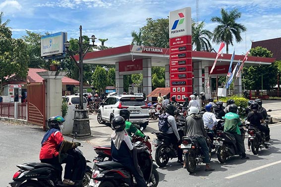 Antrian BBM Mengular (Foto:mb/ant)