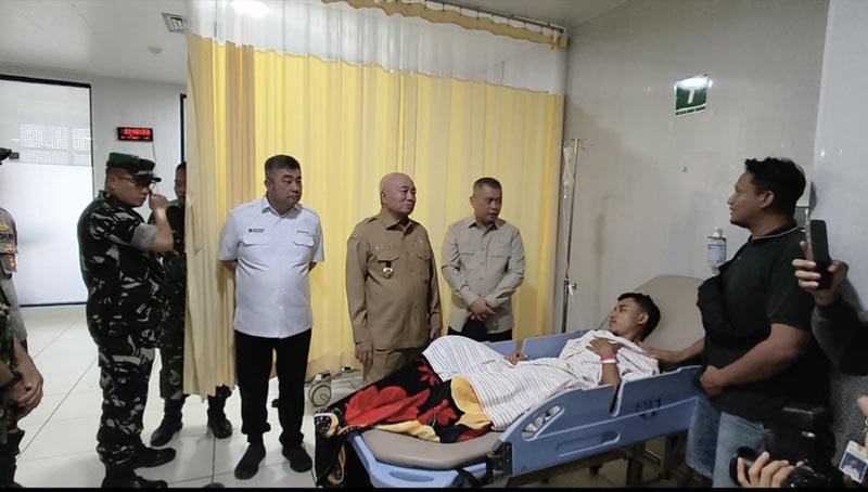 Gubernur Muhidin Jenguk Korban Kapal Virgo di RS GUBERNUR Kalimantan Selatan H Muhidin bersama Menteri Perhubungan Dudy Purwagandhi dan Danrem 101 Antasari, Brigjen TNI Ilham Yunus serta Sekdaprov HM Syarifuddin meninjau Posko informasi Kapal Tenggelam KM Virgo Transport 8 di Terminal Penumpang Trisakti, sekaligus menjenguk korban yang dirawat di RSU Ulin Banjarmasin