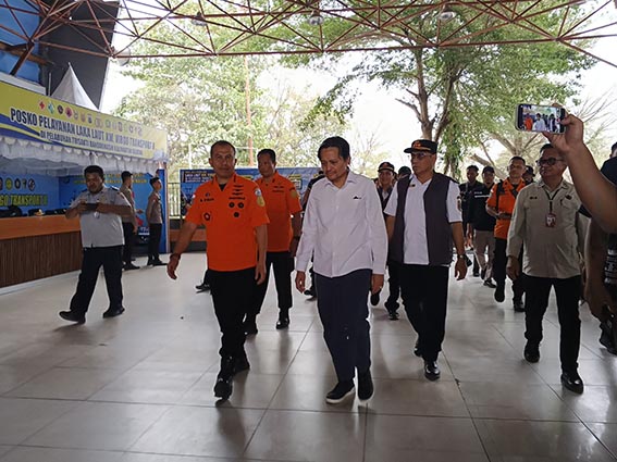 Wagub Kalsel Kunjungi Keluarga Korban di Pelabuhan Trisakti Wakil Gubernur (Wagb) Kalsel H Hasnuryadi Sulaiman saat berkunjung di keluarga korban kapal tenggelam. (foto:mb/ist)