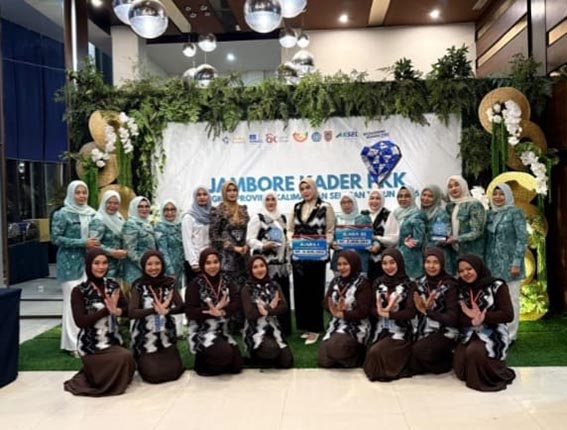 PKK Banjar Juara Lomba Yel-yel dan Bapantun KETUA TP PKK Kabupaten Banjar Hj Nurgita Tiyas (tengah) bersama Kontingen PKK Kabupaten Banjar yang berhasil menjadi Juara I Lomba Yel-yel dan Juara III Lomba Bapantun dalam ajang Jambore Kader PKK Tingkat Kalsel 2026. (Foto:mb/ist)
