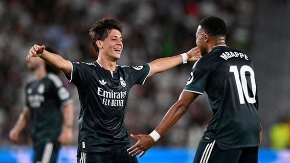 Madrid Menang Dramatis Lewat Gol Injury Time Merayakan Gol - Pemain Real Madrid Arda Guler merayakan gol pertama mereka bersama Kylian Mbappe.(foto:mb/web)