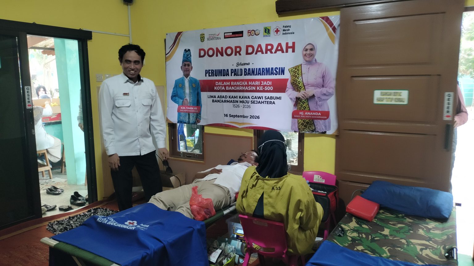 DIRUT Perumda PALD Banjarmasin Endani Kastien memantau proses donor darah yang digelar di kantor pusat PALD di Jalan Pasar Pagi.(foto:mb/ist)