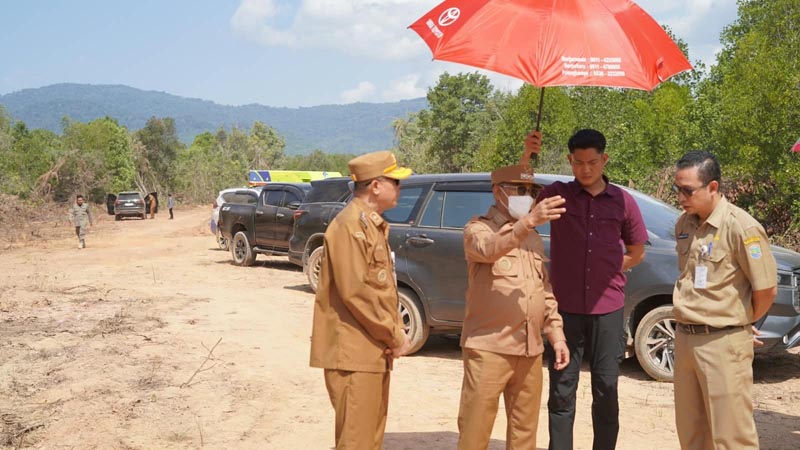 Bupati Kotabaru Tinjau Rencana Jalan Pembangunan Pelabuhan RENCANA BANGUN JALAN-Bupati Kotabaru H. Muhammad Rusli, S.Sos memantau langsung rencana jalan pembangunan Pelabuhan. (ebet)