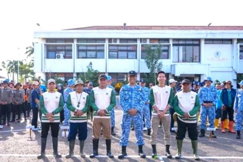 Sekretariat DPRD Kirim Lima ASN Bantu Penanggulangan Karhutla APEL-Sekretaris DPRD Batola M Haris Isroyani bersama lima personel ASN Sekretariat DPRD Batola mengikuti Apel Kesiapsiagaan Karhutla, di Kantor Bupati Batola.(ant)