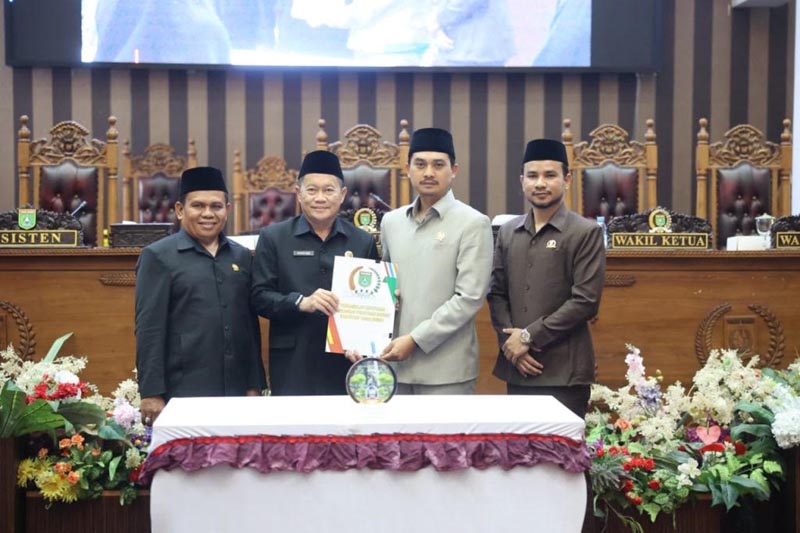 Tiga Raperda Disetujui dalam Rapat Paripurna DPRD Tanah Bumbu PARIPURNA-Rapat Paripurna DPRD Tanah Bumbu. Keputusan diambil dalam agenda rapat paripurna yang khusus membahas pengambilan keputusan terhadap tiga Raperda. (ist)