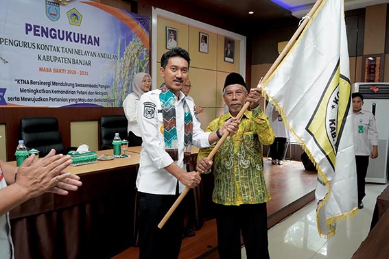 Bupati Kukuhkan Pengurus KTNA Banjar BUPATI Banjar H Saidi Mansyur (kiri) menyerahkan pataka kepada Ketua KTNA Kabupaten Banjar H Anang Pujiono saat acara pengukuhan.(foto:mb/ist)