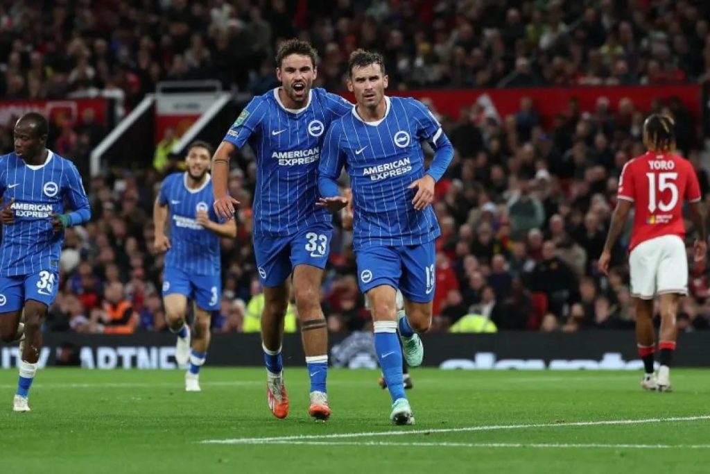 Kena Comeback, Setan Merah Tersingkir dari Carabao Cup Melakukan Selebrasi - Pascal Gross (kanan) melakukan selebrasi setelah mencetak gol ketiga Brighton saat pertandingan Carabao Cup 2026/27 lawan Manchester United di Stadion Old Trafford pada Kamis (17/9).(foto:mb/web)