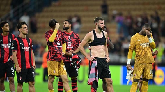 AC Milan Digebuk Benfica Liga Europa Lesu - Pemain AC Milan, Strahinja Pavlovic, tampak lesu bersama rekan-rekan setimnya setelah pertandingan.(foto:mb/web)