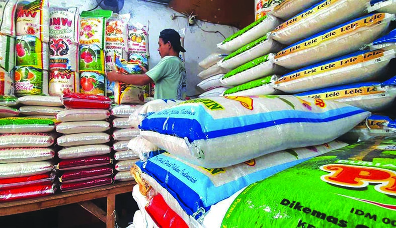 Perketat Pengawasan HET Beras Premium HET BERAS PREMIUM - Menteri Pertanian Andi Amran meminta pengawasan terhadap harga beras premium harus diperketat, termasuk permainan harga eceran tertinggi (HET) beras premium. Pemerintah tidak ingin masyarakat kesulitan mendapatkan beras premium maupun menghadapi harga yang tidak sesuai dengan ketentuan.(foto:mb/ant)