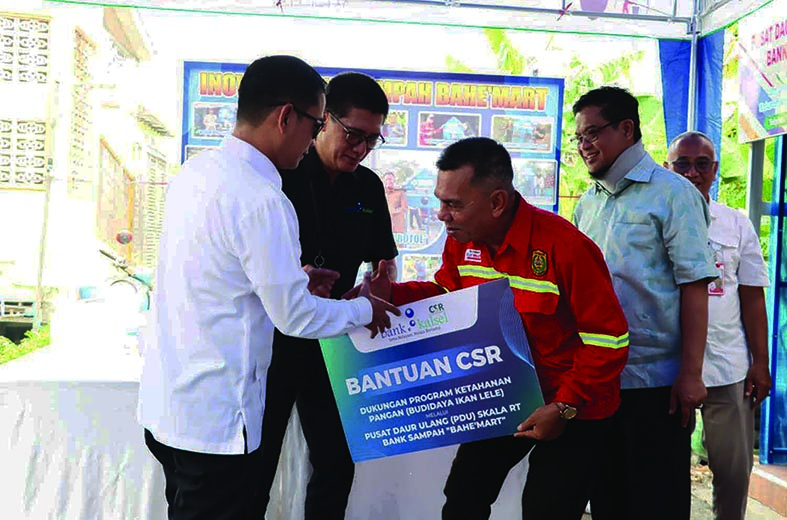 Bantuan CSR Budidaya Lele dan Bank Sampah ‘Bahe Mart’ PENYERAHAN CSR - Penyerahan bantuan tersebut dihadiri langsung oleh Walikota Banjarmasin, Muhammad Yamin dan Direktur Utama Bank Kalsel, Fachrudin.(foto:mb/ist)