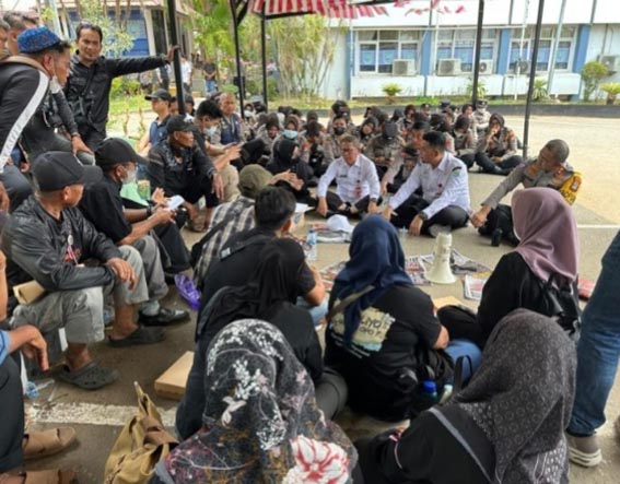 Pemkab Banjar Terima Aspirasi Warga Rantau Bakula SEKDA Kabupaten Banjar H Yudi Andrea (tengah) didampingi Asisten II Bidang Ekonomi dan Pembangunan H Ihwansyah, dan Kapolres Banjar AKBP Bony Ariefianto berdialog dengan perwakilan warga Desa Rantau Bakula Kecamatan Sungai Pinang yang menggelar aksi damai di depan Kantor Bupati Banjar.(foto:mb/ist)