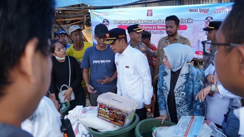 Pemko Banjarmasin Salurkan Bantuan Kebakaran Pasar Lama Wali Kota Banjarmasin H M Yamin HR bersama Forum Komunikasi Pimpinan Daerah (Forkopimda) menyerahkan bantuan sosial logistik tanggap darurat bencana kepada korban kebakaran di bantaran Sungai Pasar Lama RT 02 RW 02, Kelurahan Pasar Lama, Kecamatan Banjarmasin Tengah.IST
