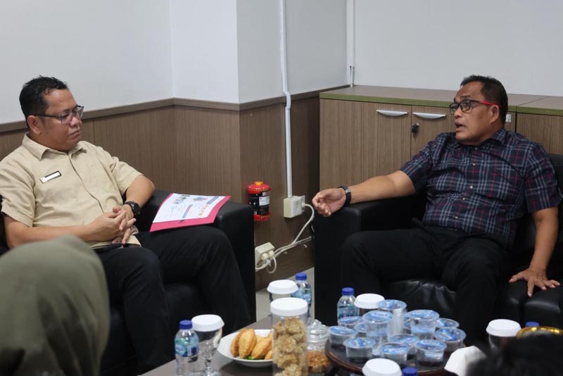 Bupati Jani Jemput Dukungan BNPB RI PERTEMUAN-Bupati HSU Sahrujani temui Direktur Rehabilitasi dan Rekonstruksi Sosial, Ekonomi dan Lingkungan BNPB RI, Luqmanul Hakim. (yusuf)