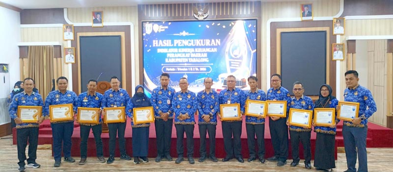 Pemkab Launching Aplikasi PIKAD dan Ekpose Halo Tabalong Bupati Tabalong, H Muhammad Noor Rifanu Bersama Para Penerima Penghargaan. mb/yan