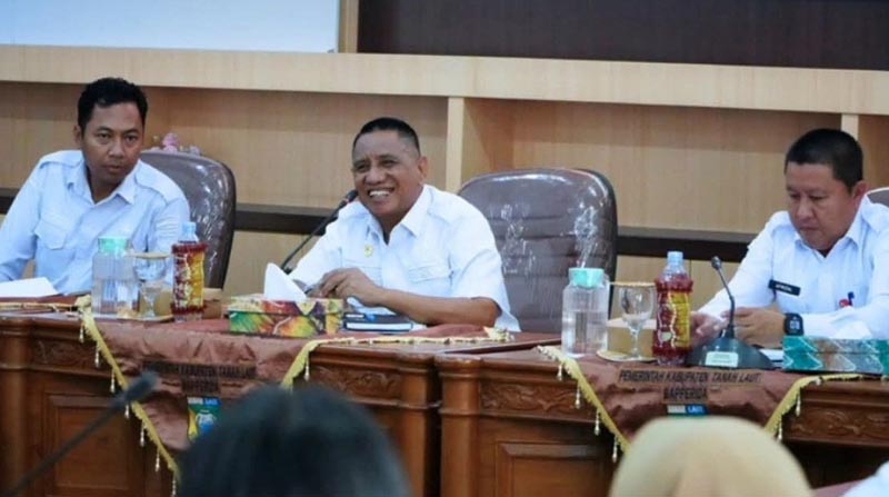 Pemkab Tala Targetkan Kemiskinan Ekstrem Menuju Nol Wakil Bupati Tanah Laut (Tala) HM Zazuli saat memimpin rakor.