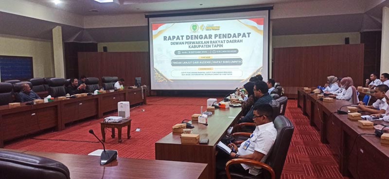 RDP DPRD Kabupaten Tapin Dan PT.PLN RAPAT-Kegiataan rapat dengar pendapat antara DPRD Tapin dan PT.PLN. (herman)