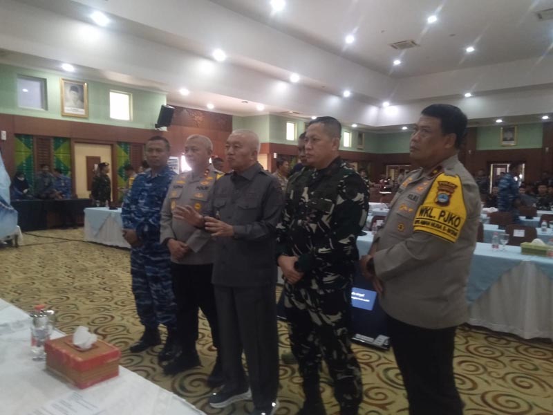 Gubernur Muhidin Pimpin Rakor Karhutla dan Kekeringan GUBERNUR Kalimantan Selatan H Muhidin didampingi Kapolda Kalsel Irjen Pol Dr Rosyanto Yudha Hermawan dan Danrem 101 Antasari Brigjen TNI Ilham Yunus, saat menyampaikan keterangan resmi usai rapat koordinasi terkait penanganan Karhutla dan Kekeringan di Kalsel.