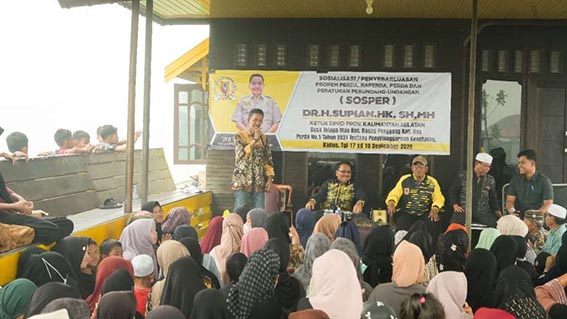 Supian HK Ingatkan Bahaya Karhutla KETUA DPRD Kalsel H Supian HK saat melaksanakan sosper di Desa Telaga Mas, Kecamatan Danau Panggang, Kabupaten HSU.(foto:mb/ist)