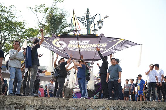 H Yamani Apresiasi Pelaksanaan Festival Badandang BUKA FESTIVAL - Bupati Tapin H Yamani bersama forkopimda membuka Festival Badandang Tahun 2026 dengan menaikkan layang-layang Tapin Maju (Maju Banuanya Baiman Warganya). (Foto:mb/her)