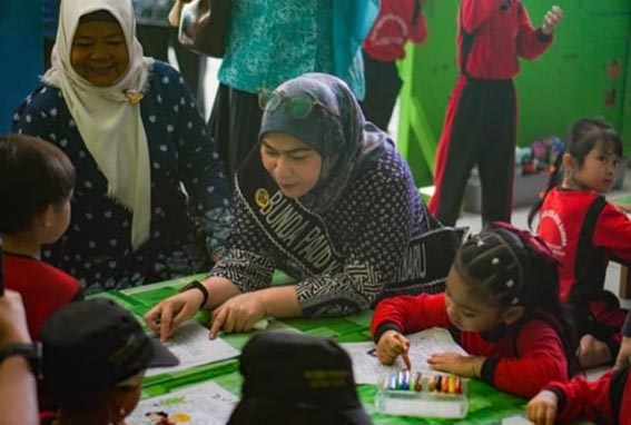 Bunda Lisa Perhatikan Perkembangan Anak Usia Dini BUNDA PAUD Kota Banjarbaru Hj Erna Lisa Halaby bersama anak-anak di KB Cita Anak Bangsa Jalan H Mistar Cokrokusumo No 21, Kecamatan Cempaka, mewarnai gambar dan bermain bersama.(foto:mb/ist)