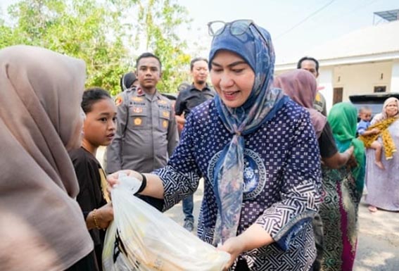 Pemko Kembali Distribusikan Air Bersih WALIKOTA Banjarbaru Hj Erna Lisa Halaby memberikan bantuan sembako kepada warga yang membutuhkan di sela kegiatan pendistribusian air bersih di Desa Pumpung, Kelurahan Sungai Tiung, Kecamatan Cempaka.(foto:mb/ist)