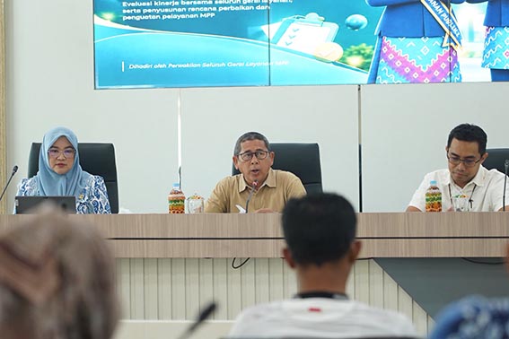 DPMPTSP Gelar Evaluasi Triwulan III ASISTEN Perekonomian dan Pembangunan H Ikhwansyah di dampingi Plt Kepala DPMPTSP Santi Nurlaela dan Sekretaris DPMPTSP Khairullah Anshari memberikan arahan saat membuka rapat evaluasi berkala triwulan III.(foto;mb/ist)