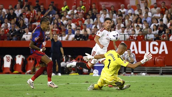 Raphinha Pecahkan Rekor Messi di Barcelona Hat-trick - Raphinha dari FC Barcelona mencetak gol ketiga mereka untuk melengkapi hat-tricknya.9foto:mb/web)