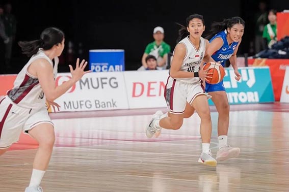 Timnas Bola Basket Putri Lolos ke Delapan Besar Membawa Bola - Pemain timnas bola basket putri Indonesia Kartika Mahanani Hatta membawa bola dalam laga Grup A melawan Thailand, pada Asian Games 2026.(foto:mb/ant)