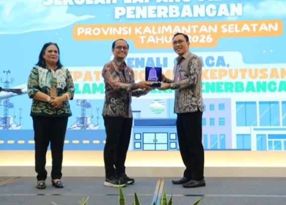BMKG Gelar Sekolah Lapang Meteorologi Penerbangan SEKDA Kota Banjarbaru Sirajoni (kanan) menerima cinderamata dari Manajemen Stasiun Meteorologi Kelas I Syamsudin Noor (BMKG) saat membuka Sekolah Lapang Meteorologi Penerbangan (SLMP) Kalimantan Selatan 2026.(foto:mb/ist)