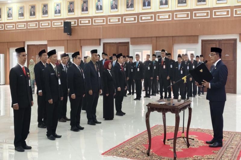Bupati HSU lantik 13 pejabat di Gedung Abdul Wahid Amuntai DILANTIK-Bupati Kabupaten Hulu Sungai Utara (HSU), Kalimantan Selatan, Sahrujani saat melantik 13 pejabat di Gedung Abdul Wahid, Kota Amuntai, pada Jumat (18/09/2026). (ant)