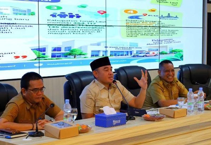 Pemkab Dorong RSUD Boejasin Naik ke Tipe B Bupati Tanah Laut (Tala), H Rahmat Trianto (tengah) saat memimpin rapat koordinasi.